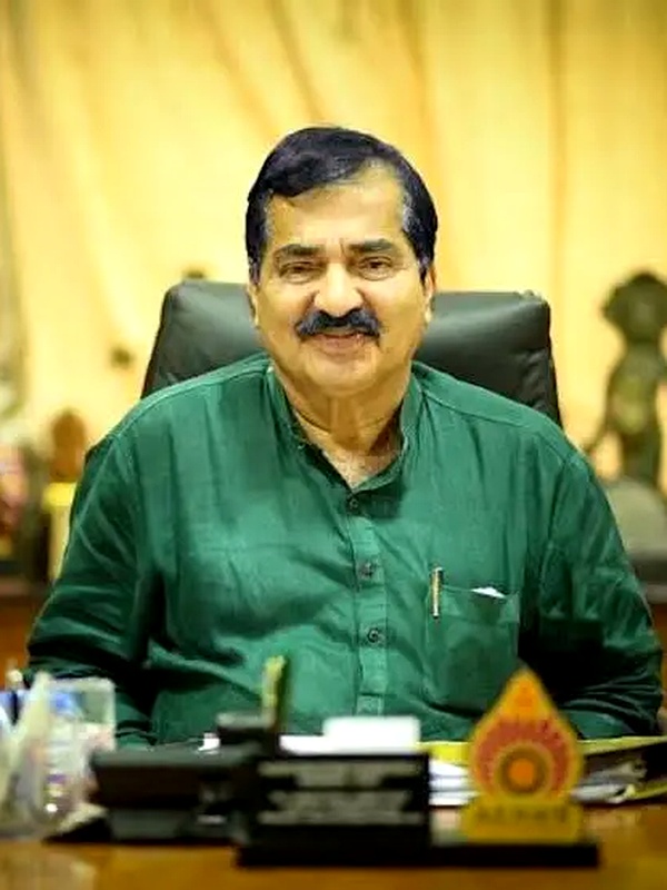 ಡಾ. ಎಂ. ಮೋಹನ್ ಆಳ್ವ - ಸಂಸ್ಥಾಪಕರು & ಅಧ್ಯಕ್ಷರು, ಆಳ್ವಾಸ್ ಶಿಕ್ಷಣ ಪ್ರತಿಷ್ಠಾನ
